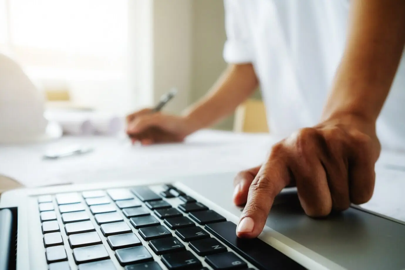 Hände eines Ingenieurs bei der Arbeit am Bauplan; Baukonzept. Ingenieurwerkzeuge. Vintage-Ton mit Retro-Filtereffekt, weiche Schärfe (selektiver Fokus).